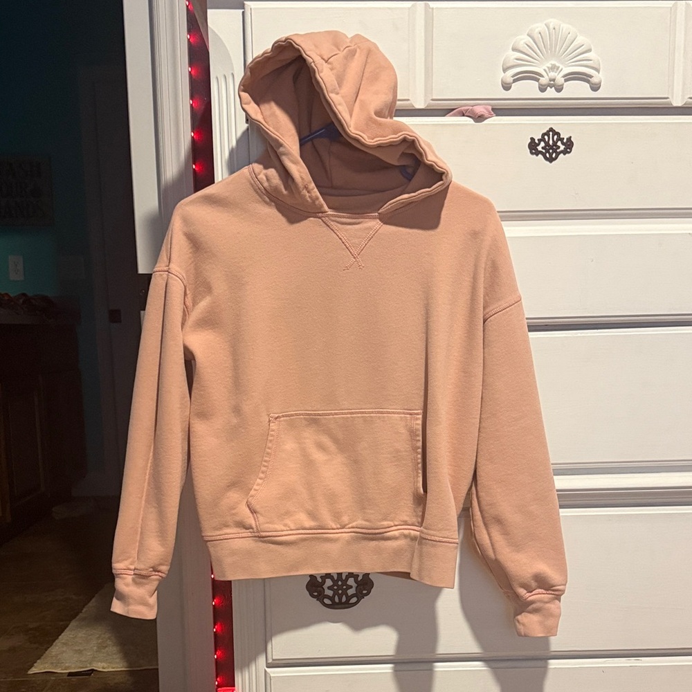 American Eagle Outfitters Peach Hoodie Color is a coral/ peachy
